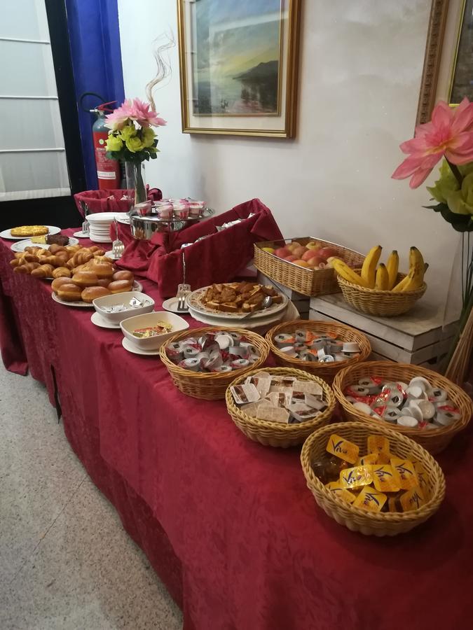 Hotel Gardenia Cermenate ภายนอก รูปภาพ