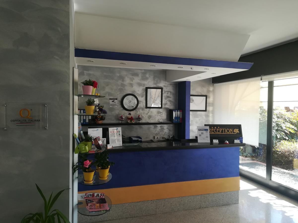 Hotel Gardenia Cermenate ภายนอก รูปภาพ