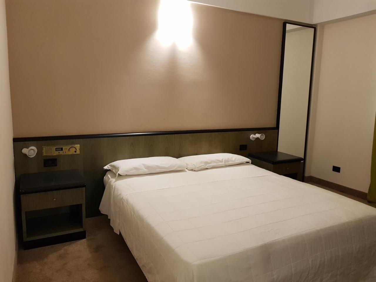 Hotel Gardenia Cermenate ภายนอก รูปภาพ