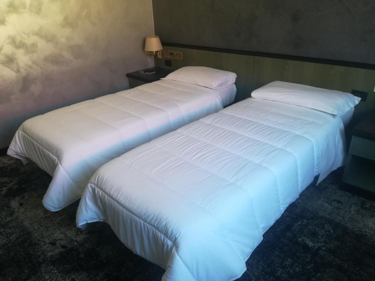 Hotel Gardenia Cermenate ภายนอก รูปภาพ